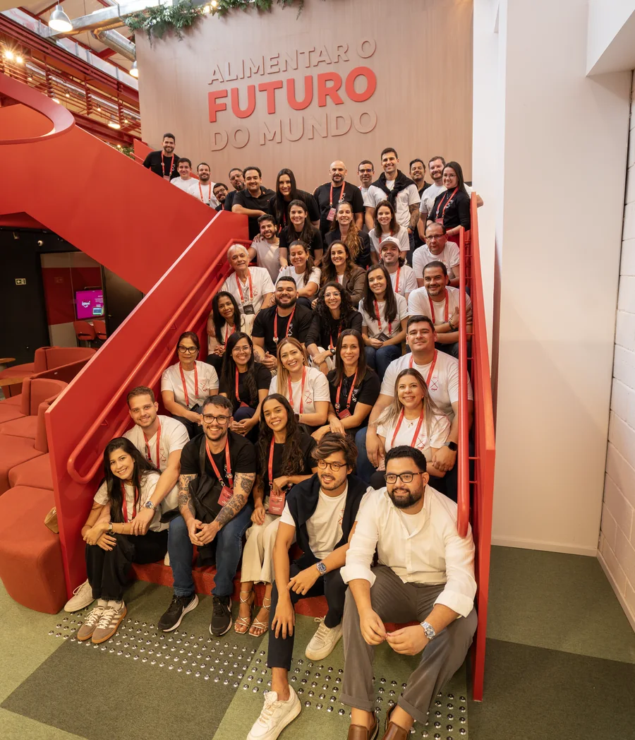 Franqueados do Home Sushi Home reunidos na escada da sede do iFood, durante a convenção da rede