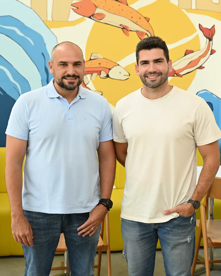 Os dois sócios fundadores do Home Sushi Home em uma unidade da rede